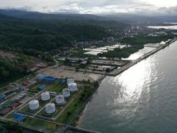 Foto udara areal depot terminal bahan bakar minyak (TBBM) PT Pertamina (Persero) di Kolaka, Kolaka, Sulawesi Tenggara, Sabtu (17/12/2022). Foto: ANTARA/JOJON/RWA
