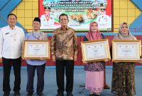 Penyerahan bantuan insentif bagi Guru dan Tenaga Kependidikan (GTK) SMA/SMK/SLB swasta se-Kota Batam, bertempat di Gedung Aula SMA Yos Sudarso Batam Centre. Foto: Diskominfo Kepri 