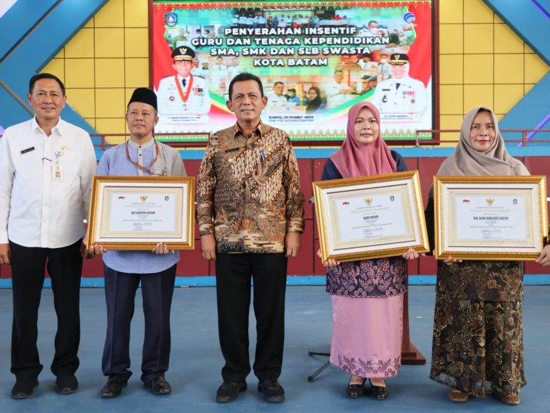 Penyerahan bantuan insentif bagi Guru dan Tenaga Kependidikan (GTK) SMA/SMK/SLB swasta se-Kota Batam, bertempat di Gedung Aula SMA Yos Sudarso Batam Centre. Foto: Diskominfo Kepri 
