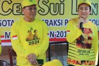 Anggota DPR RI dari Partai Golkar Dapil Kepulauan Riau Cen Sui Lan membagikan beras di Sekupang, Kota Batam. Foto: Tangkapan Layar Video. 
