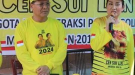 Anggota DPR RI dari Partai Golkar Dapil Kepulauan Riau Cen Sui Lan membagikan beras di Sekupang, Kota Batam. Foto: Tangkapan Layar Video. 