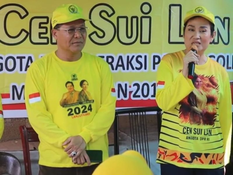 Anggota DPR RI dari Partai Golkar Dapil Kepulauan Riau Cen Sui Lan membagikan beras di Sekupang, Kota Batam. Foto: Tangkapan Layar Video. 
