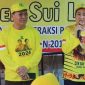 Anggota DPR RI dari Partai Golkar Dapil Kepulauan Riau Cen Sui Lan membagikan beras di Sekupang, Kota Batam. Foto: Tangkapan Layar Video. 