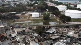 Foto udara permukiman penduduk yang hangus terbakar dampak kebakaran Depo Pertamina Plumpang di Jalan Koramil, Rawa Badak Selatan, Koja, Jakarta, Sabtu (4/3/2023). Foto: ANTARA/M RISYAL HIDAYAT/FOC.
