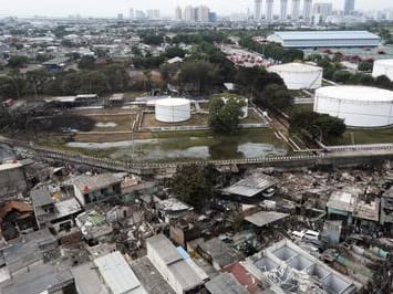 Foto udara permukiman penduduk yang hangus terbakar dampak kebakaran Depo Pertamina Plumpang di Jalan Koramil, Rawa Badak Selatan, Koja, Jakarta, Sabtu (4/3/2023). Foto: ANTARA/M RISYAL HIDAYAT/FOC.
