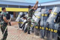 Simulasi penanggulangan huru hara di depan markas Lanud Hang Nadim Batam. Foto: ANTARA/HO-Humas Lanud Hang Nadim