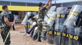 Simulasi penanggulangan huru hara di depan markas Lanud Hang Nadim Batam. Foto: ANTARA/HO-Humas Lanud Hang Nadim