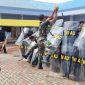 Simulasi penanggulangan huru hara di depan markas Lanud Hang Nadim Batam. Foto: ANTARA/HO-Humas Lanud Hang Nadim