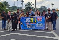Alumni SMP Negeri 1 Dabo Singkep berbagi tajil. Foto: INIKEPRI.COM 