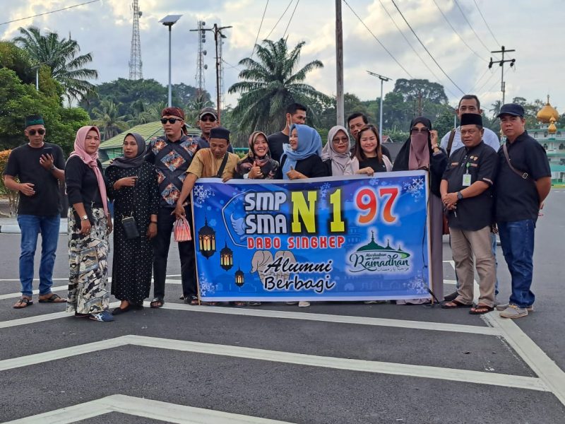 Alumni SMP Negeri 1 Dabo Singkep berbagi tajil. Foto: INIKEPRI.COM 