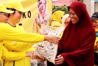 Anggota DPR RI dari Partai Golkar Dapil Kepulauan Riau Cen Sui Lan membagikan ribuan paket beras di Sagulung. Foto: INIKEPRI.COM 
