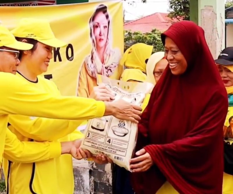 Anggota DPR RI dari Partai Golkar Dapil Kepulauan Riau Cen Sui Lan membagikan ribuan paket beras di Sagulung. Foto: INIKEPRI.COM 