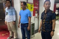 Ari Rosandhi (berbaju kaos) saat diamankan penyidik polisi. Foto:Istimewa 