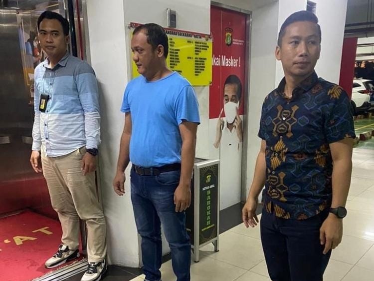 Ari Rosandhi (berbaju kaos) saat diamankan penyidik polisi. Foto:Istimewa 