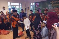 Ketua MPW Pemuda Pancasila Kepri Sunarto Poniman memberikan santunan kepada anak-anak panti asuhan. Foto: INIKEPRI.COM 