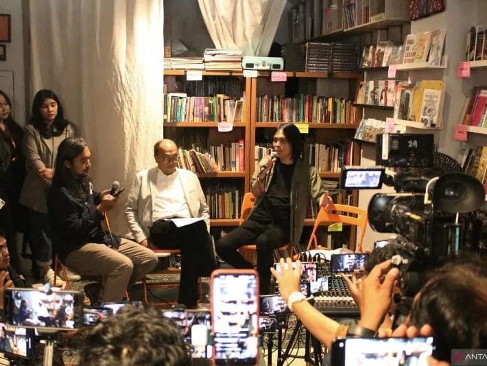 Penyanyi Once Mekel (kanan) saat menggelar jumpa media di Jakarta, Jumat (31/3). Foto: ANTARA/Adnan Nanda