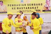 Cen Sui Lan Anggota DPR RI dari Partai Golkar Dapil Kepulauan Riau membagikan paket beras di tiga titik sekaligus di Kota Batam, Sabtu 1 April 2023. Foto: Tangkapan Layar. 