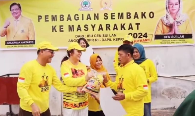 Cen Sui Lan Anggota DPR RI dari Partai Golkar Dapil Kepulauan Riau membagikan paket beras di tiga titik sekaligus di Kota Batam, Sabtu 1 April 2023. Foto: Tangkapan Layar. 