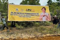 Cen Sui Lan Anggota Komisi V DPR RI Fraksi Golkar Dapil Kepri, mengalokasikan dana aspirasi untuk pengaspalan jalan menuju pemakaman Tionghoa di Desa Sawang Selatan, Kecamatan Kundur Barat, Karimun. Foto: yen/suaraserumpun.com