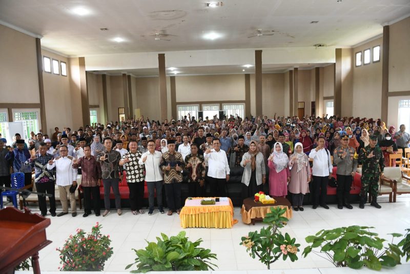 Acara Pemberian Bantuan Kepada Rukun Tetangga (RT), Rukun Warga (RW), Posyandu dan Badan Permusyawaratan Desa (BPD) se Kabupaten Lingga. Foto: Diskominfo Kepri 