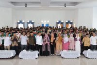 Sebanyak 189 Rukun Tetangga (RT) dan 87 Rukun Warga (RW) dari tiga kecamatan di pulau Lingga menerima bantuan insentif dari Gubernur Kepulauan Riau H. Ansar Ahmad di Aula Kantor Bupati Lingga, Daik, Minggu (02/04). Foto:Diskominfo Kepri 