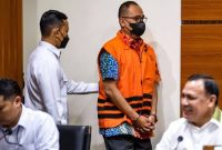 Mantan pejabat Ditjen Pajak Kementerian Keuangan RAT (kedua kanan) berjalan dengan mengenakan rompi tahanan ditunjukkan kepada awak media saat konferensi pers di Gedung Merah Putih KPK, Jakarta, Senin (3/4/2023). KPK menahan RAT terkait kasus gratifikasi selama bekerja di Kementrian Keuangan. Foto: Antara/M Risyal Hidayat/tom