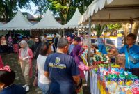 Warga Kota Tanjungpinang antusias mendatangi pasar murah Ramadan yang dihelat oleh Pemerintah Kota Tanjungpinang melalui Dinas Perdagangan dan Perindustrian (Disperdagin) yang digelar di halaman Gedung Sentra IKM Tengku Mandak, Bintan Center, Selasa (4/4/2023). Foto: Diskominfo Tanjungpinang 