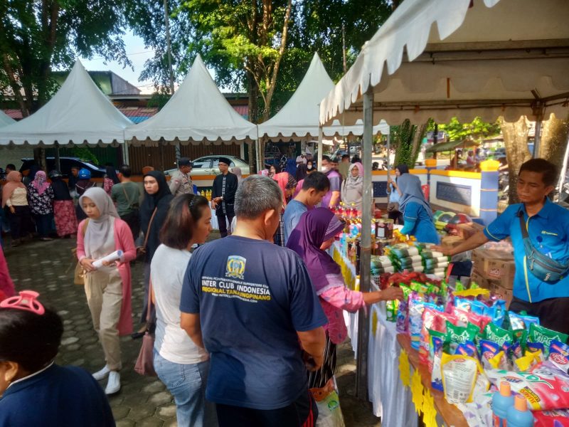 Warga Kota Tanjungpinang antusias mendatangi pasar murah Ramadan yang dihelat oleh Pemerintah Kota Tanjungpinang melalui Dinas Perdagangan dan Perindustrian (Disperdagin) yang digelar di halaman Gedung Sentra IKM Tengku Mandak, Bintan Center, Selasa (4/4/2023). Foto: Diskominfo Tanjungpinang 