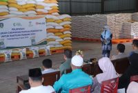 Wali Kota Tanjungpinang, Hj. Rahma, S.IP.,MM., lepas penyaluran cadangan pangan pemerintah untuk bantuan pangan 2023 di Gudang Bulog Tanjungpinang, Rabu (5/4/2023). Foto: Diskominfo Tanjungpinang