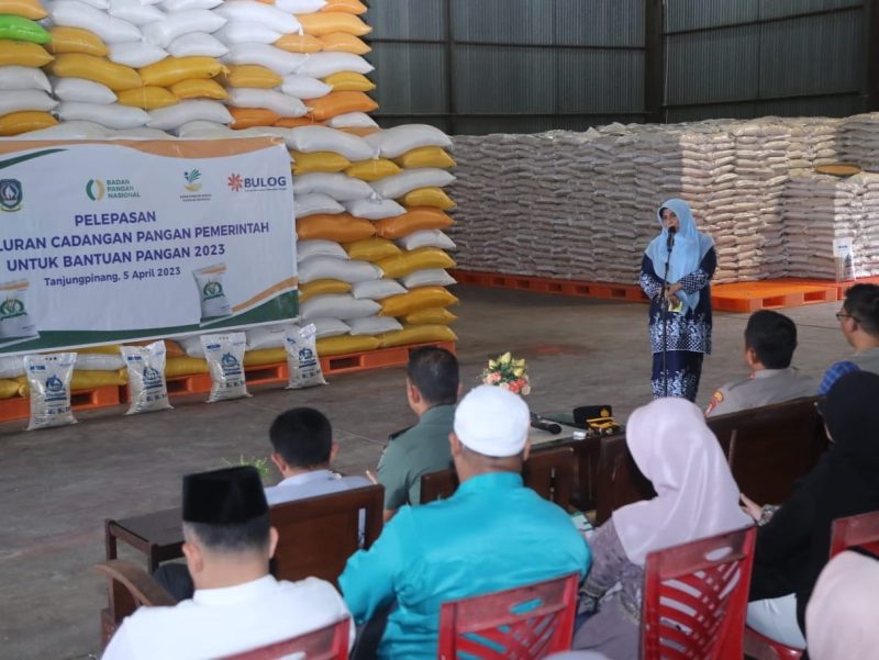 Wali Kota Tanjungpinang, Hj. Rahma, S.IP.,MM., lepas penyaluran cadangan pangan pemerintah untuk bantuan pangan 2023 di Gudang Bulog Tanjungpinang, Rabu (5/4/2023). Foto: Diskominfo Tanjungpinang 