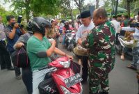 Wakil Wali Kota Tanjungpinang, Endang Abdullah, S.Kp.,M.Si.,turut menghadiri dan ikut berbagi takjil gratis yang dihelat oleh Korem 033/Wira Pratama, di depan Kantor Kodim 0315/Tanjungpinang, Batu 5, Rabu (5/4/2023) sore. Foto: Diskominfo Tanjungpinang 