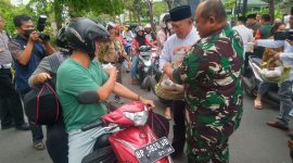 Wakil Wali Kota Tanjungpinang, Endang Abdullah, S.Kp.,M.Si.,turut menghadiri dan ikut berbagi takjil gratis yang dihelat oleh Korem 033/Wira Pratama, di depan Kantor Kodim 0315/Tanjungpinang, Batu 5, Rabu (5/4/2023) sore. Foto: Diskominfo Tanjungpinang 