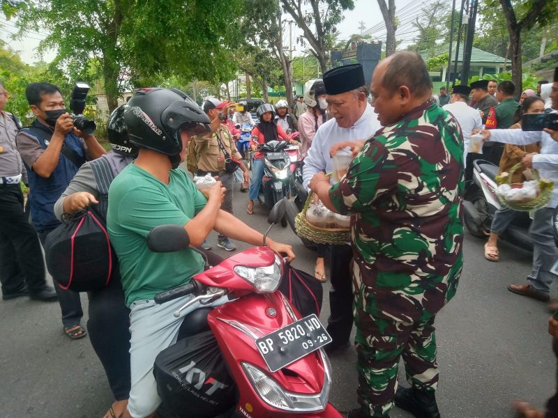 Wakil Wali Kota Tanjungpinang, Endang Abdullah, S.Kp.,M.Si.,turut menghadiri dan ikut berbagi takjil gratis yang dihelat oleh Korem 033/Wira Pratama, di depan Kantor Kodim 0315/Tanjungpinang, Batu 5, Rabu (5/4/2023) sore. Foto: Diskominfo Tanjungpinang 