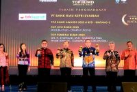 Gubernur Kepulauan Riau di Wakili Sekda Prov Kepri Adi Prihantara Menerima Penghargaan TOP BUMD Award Tahun 2023. Foto: Diskominfo Kepri 