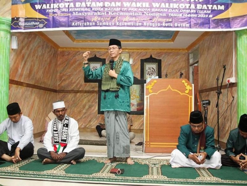 Wakil Wali Kota Batam, Amsakar Achmad pada acara safari Ramadan dan silaturahmi dengan masyarakat di Masjid Al Muhajirin, Kelurahan Sambau, Kecamatan Nongsa. Foto: MC Batam 