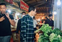 Wakil Wali Kota Batam Amsakar Achmad berkesempatan meninjau harga bahan pokok di Pasar Basah Botania, Jumat (7/4/2023) siang. Foto: MC Batam 