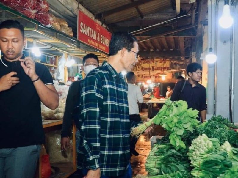 Wakil Wali Kota Batam Amsakar Achmad berkesempatan meninjau harga bahan pokok di Pasar Basah Botania, Jumat (7/4/2023) siang. Foto: MC Batam 