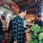 Wakil Wali Kota Batam Amsakar Achmad berkesempatan meninjau harga bahan pokok di Pasar Basah Botania, Jumat (7/4/2023) siang. Foto: MC Batam 