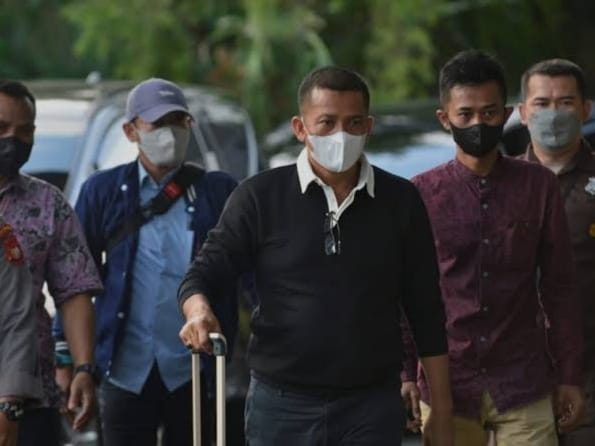 Bupati Kepulauan Meranti, Riau, Muhammad Adil yang terjaring operasi tangkap tangan (OTT) Komisi Pemberantasan Korupsi (KPK) pada Kamis (6/4/2023) malam akhirnya tiba di Gedung Merah Putih KPK, Jumat (7/4/2023) pada pukul 16.00 WIB. Foto: Istimewa 