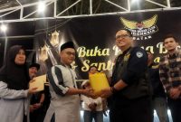 Ketua Motor Besar Club (MBC) Indonesia Batam Nendra Madya Tias memberikan santunan kepada anak yatim di acara buka bersama. Foto: INIKEPRI.COM 