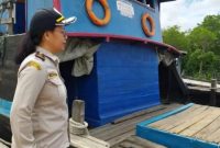 Personel Karantina Pertanian Tanjungpinang, Kepri, melakukan pengawasan di pelabuhan bongkar muat guna mencegah masuknya pangan ilegal. Foto: ANTARA/Ogen.