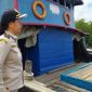 Personel Karantina Pertanian Tanjungpinang, Kepri, melakukan pengawasan di pelabuhan bongkar muat guna mencegah masuknya pangan ilegal. Foto: ANTARA/Ogen.