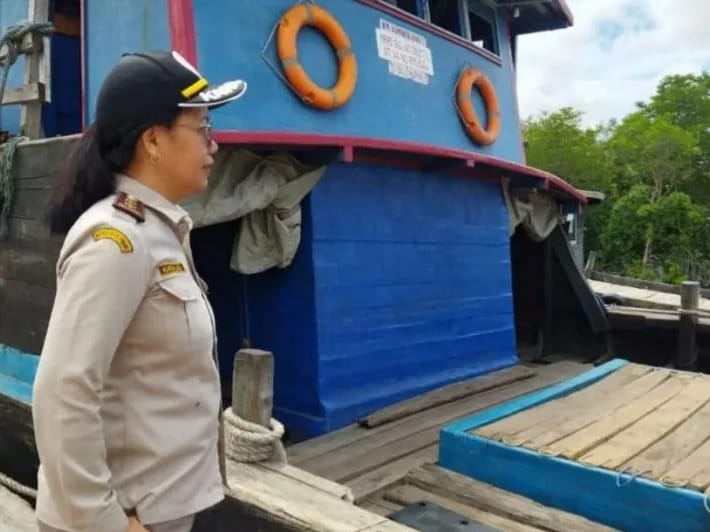Personel Karantina Pertanian Tanjungpinang, Kepri, melakukan pengawasan di pelabuhan bongkar muat guna mencegah masuknya pangan ilegal. Foto: ANTARA/Ogen.