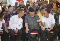 Ketua Umum Relawan Pro Jokowi (Projo) Budi Arie Setiadi didampingi Ketua Umum Partai Golkar Airlangga Hartarto saat menghadiri kegiatan pasar murah di Pagedangan, Kabupaten Tangerang. Foto: Istimewa 