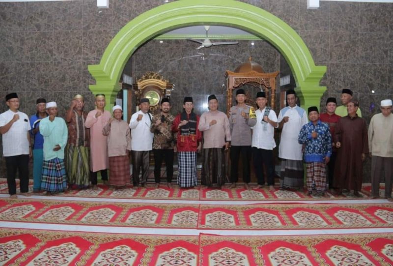 Wakil Wali Kota Batam Amsakar Achmad Safari Ramadan di Masjid Baitul Falah Pulau Sarang Kelurahan Sekanak Raya, Kecamatan Belakangpadang. Foto: MC Batam 