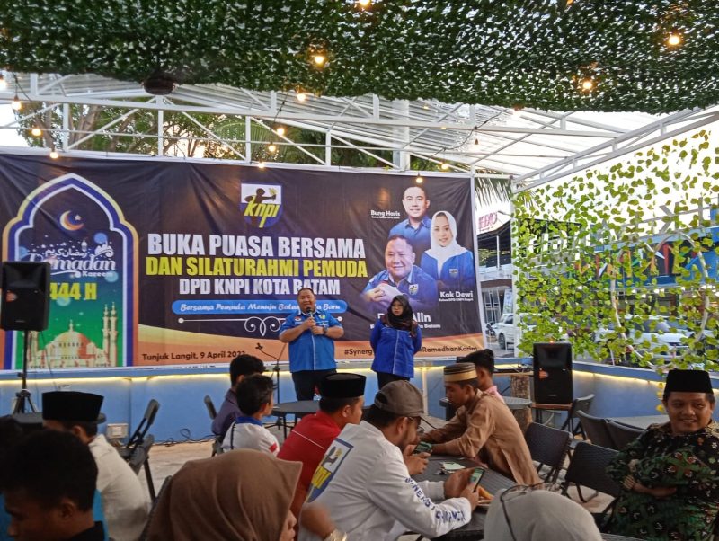 Ketua DPD KNPI Kota Batam Hazarin Firda didampingi sekretaris Irmawati Puji Lestari. Foto: INIKEPRI.COM
