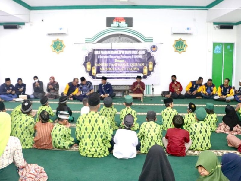 DPW GARPU (Gerakan Restorasi Pedagang dan UMKM) Partai NasDem Provinsi Kepulauan Riau menggelar buka bersama dengan santri tahfidzul Quran di Mushala At-Taqwa, Bengkong, Kota Batam, Minggu 9 April 2023. Foto: INIKEPRI.COM 