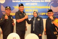Ketua umum DPP GARPU Pietra M Paloh bersalam komando dengan Erlita Sari, didampingi sekretaris jenderal Husendro dan Dansatgas Okky J Supnur. Foto: INIKEPRI.COM 