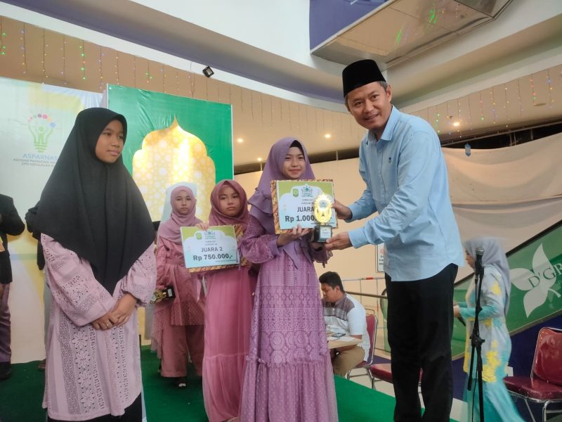 Sekretaris Daerah (Sekda) Kota Tanjungpinang Zulhidayat menutup pelaksanaan Asparnas Kampung Ramadhan 2023 di Mall Tanjungpinang City Center (TCC), Minggu (9/4/2023). Foto: Diskominfo Tanjungpinang