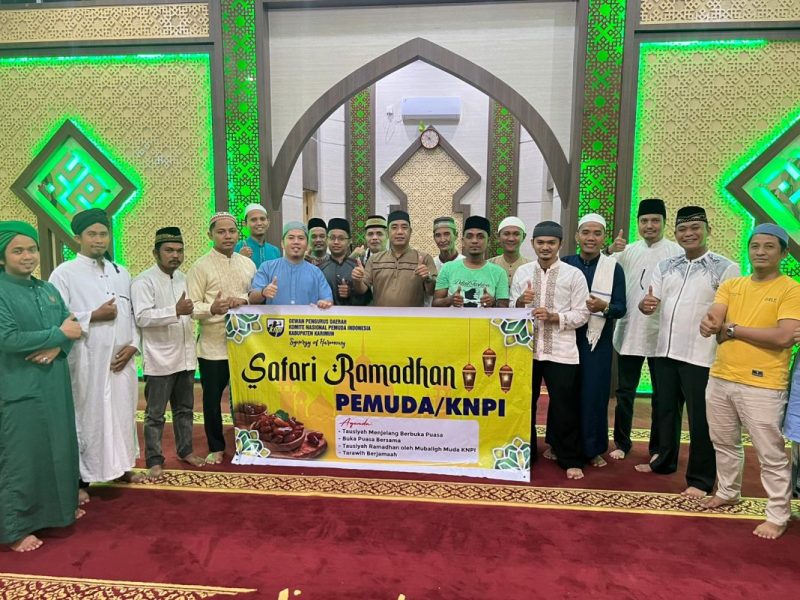 KNPI Kabupaten Karimun melaksanakan safari di hari ke-18 Ramadan 1444 Hijriah. Rombongan KNPI Kabupaten Karimun yang dipimpin langsung ketua Ganar Septiyadi beserta Sekretaris Aidil Adha, melaksanakan Safari Ramadhan ke Mushala Al-Barqah, Telaga Mas, Kelurahan Sungai Lakam Barat, Kecamatan Karimun, Minggu (9/4/2023). Foto: Istimewa